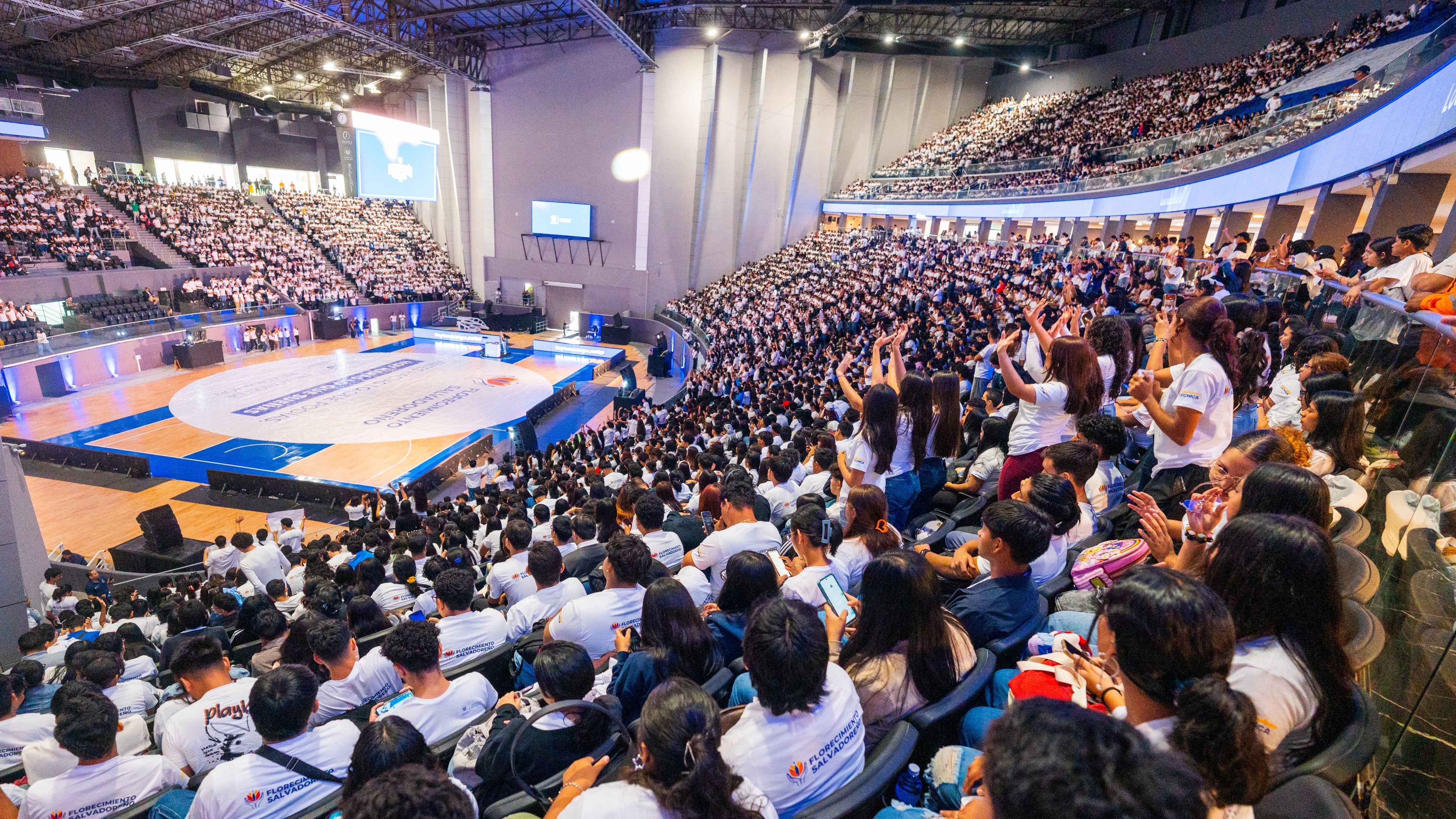 El acceso a la formación superior se universaliza y redefine prioridades sociales. La educación se convierte en motor de cambio y esperanza para una generación que opta por quedarse y crecer en su tierra. (Dirección de Integración)