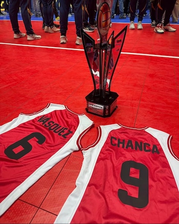 Las camisetas de Ariana Vásquez y Gianella Chanca en la celebración de Perú tras subcampeonato en el Sudamericano Sub 19 de Vóley.