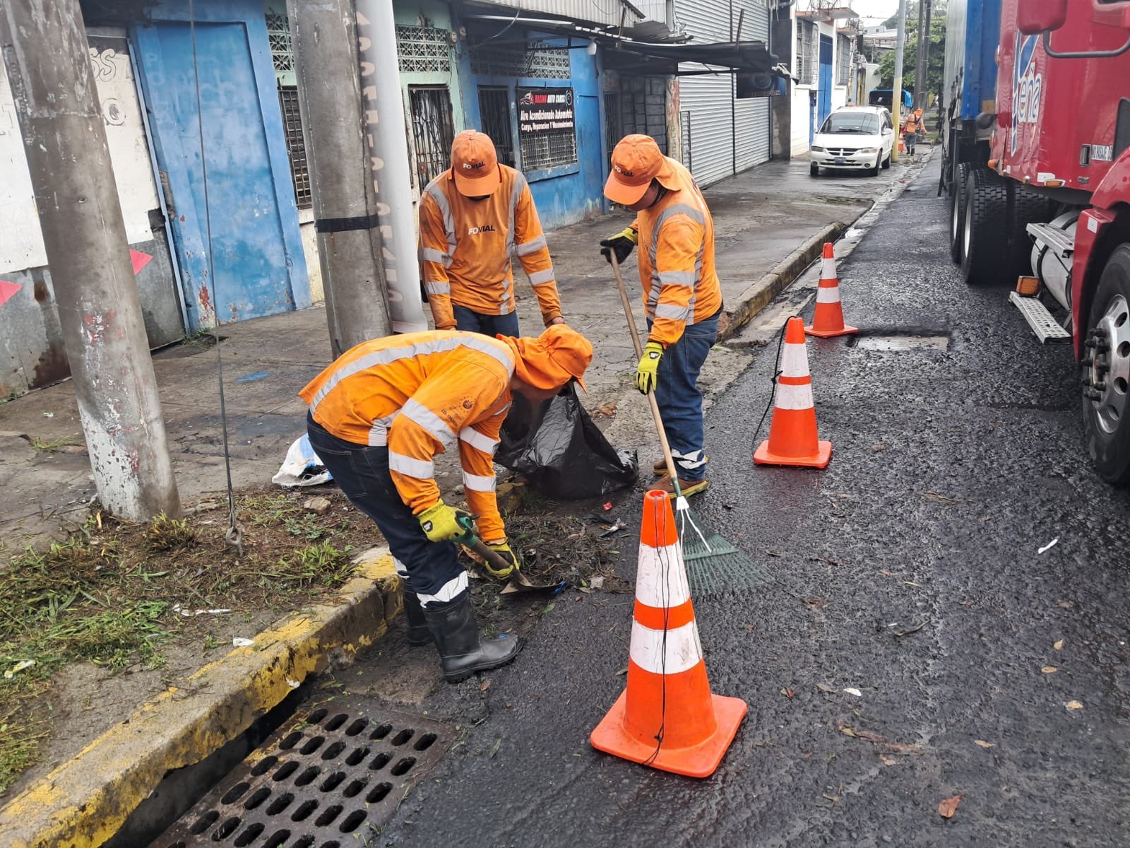 FOVIAL activó un protocolo preventivo en El Salvador para limpiar basura, material orgánico y rocas en puntos de riesgo durante las lluvias de la tormenta tropical Cristina. (Foto: FOVIAL)