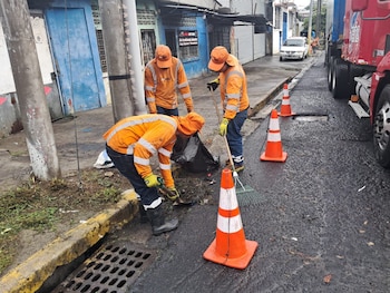 FOVIAL activó un protocolo preventivo en El Salvador para limpiar basura, material orgánico y rocas en puntos de riesgo durante las lluvias de la tormenta tropical Cristina. (Foto: FOVIAL)