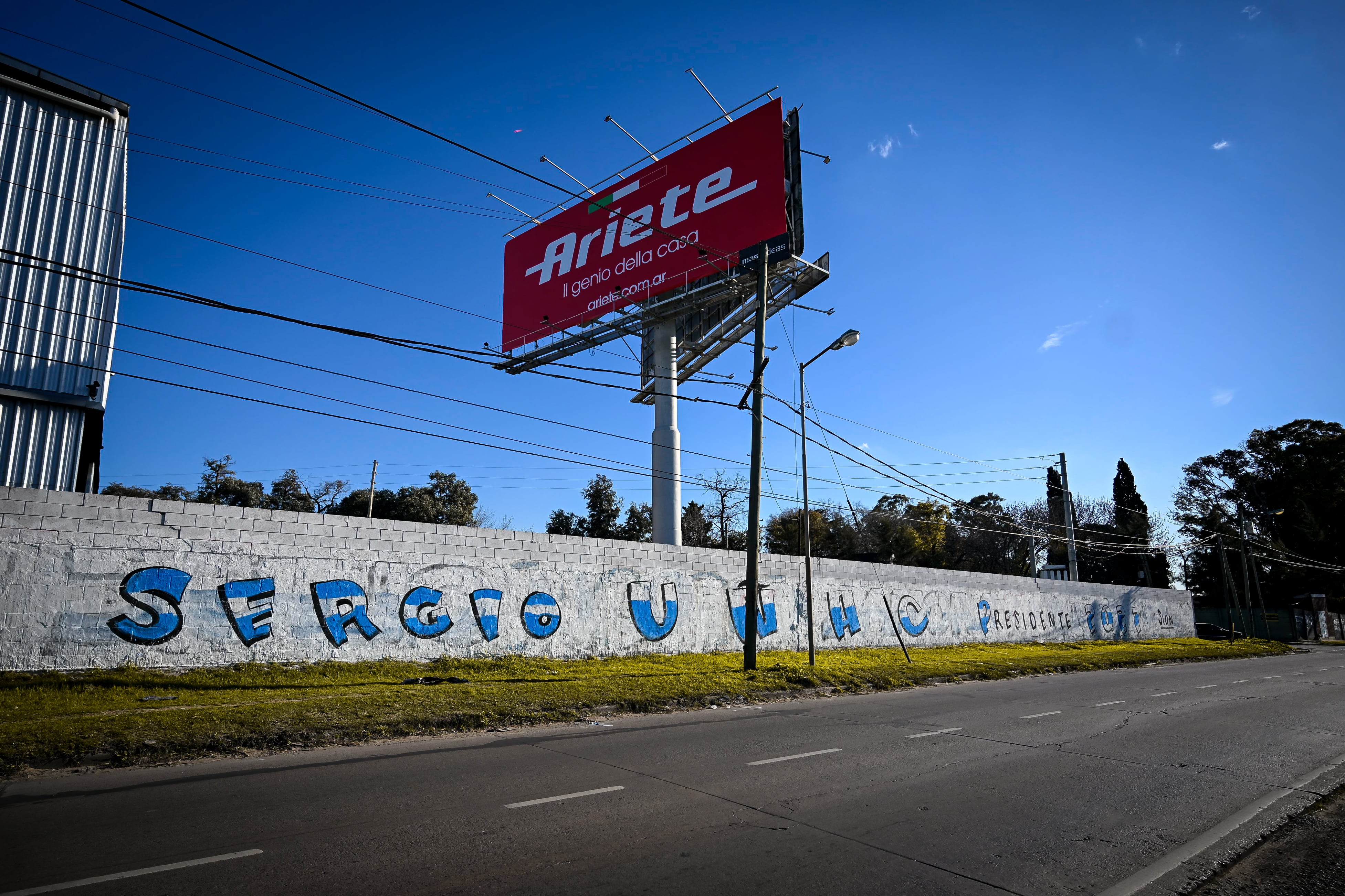 Algunas de las pintadas que aparecieron esta semana al costado de la autopista Panamericana