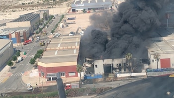 La nube de humo tóxica del incendio de una nave industrial en Murcia (112 Región de Murcia)