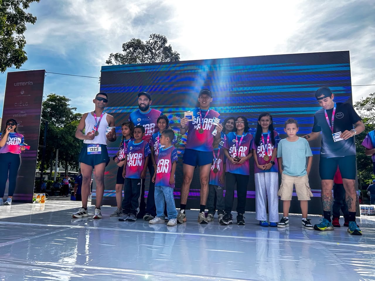 Los participantes recibieron medallas al finalizar los recorridos y los primeros lugares de cada categoría obtuvieron premios en la Sívar Run 2026. (Foto cortesía Alcaldía de San Salvador Centro)