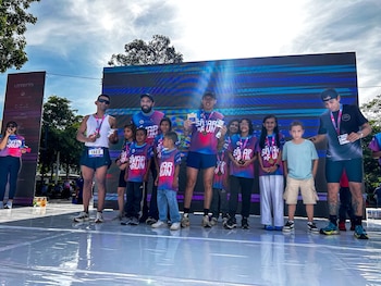 Los participantes recibieron medallas al finalizar los recorridos y los primeros lugares de cada categoría obtuvieron premios en la Sívar Run 2026. (Foto cortesía Alcaldía de San Salvador Centro)
