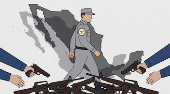 Figura estilizada de un agente de la Guardia Nacional frente a un mapa de México. Manos de policías con uniforme azul entregan pistolas y rifles.