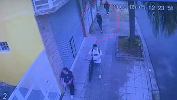 Video: una oficial de la