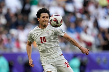 La ausencia del delantero Sardar Azmoun de la convocatoria de Irán genera debate en medios y pedidos oficiales para su regreso antes del cierre de listas (Foto AP/Aijaz Rahi, Archivo)