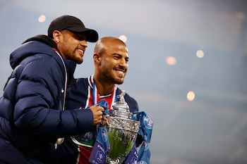 Rafinha festeja junto a Neymar