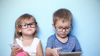 El tiempo en solitario frente a pantallas de los niños en edad preescolar podría significar problemas de conducta y dificultades del lenguaje más adelante