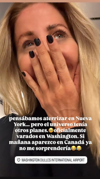 Mujer rubia con ojos claros se cubre parte de la cara con una mano de uñas negras. Se observa un texto superpuesto y un pin de ubicación