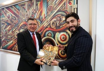 El rector Juan Rosa Quintanilla (izquierda) afirmó que el aula de la Universidad de El Salvador busca impulsar el intercambio de y la integración regional./ (Universidad de El Salvador)