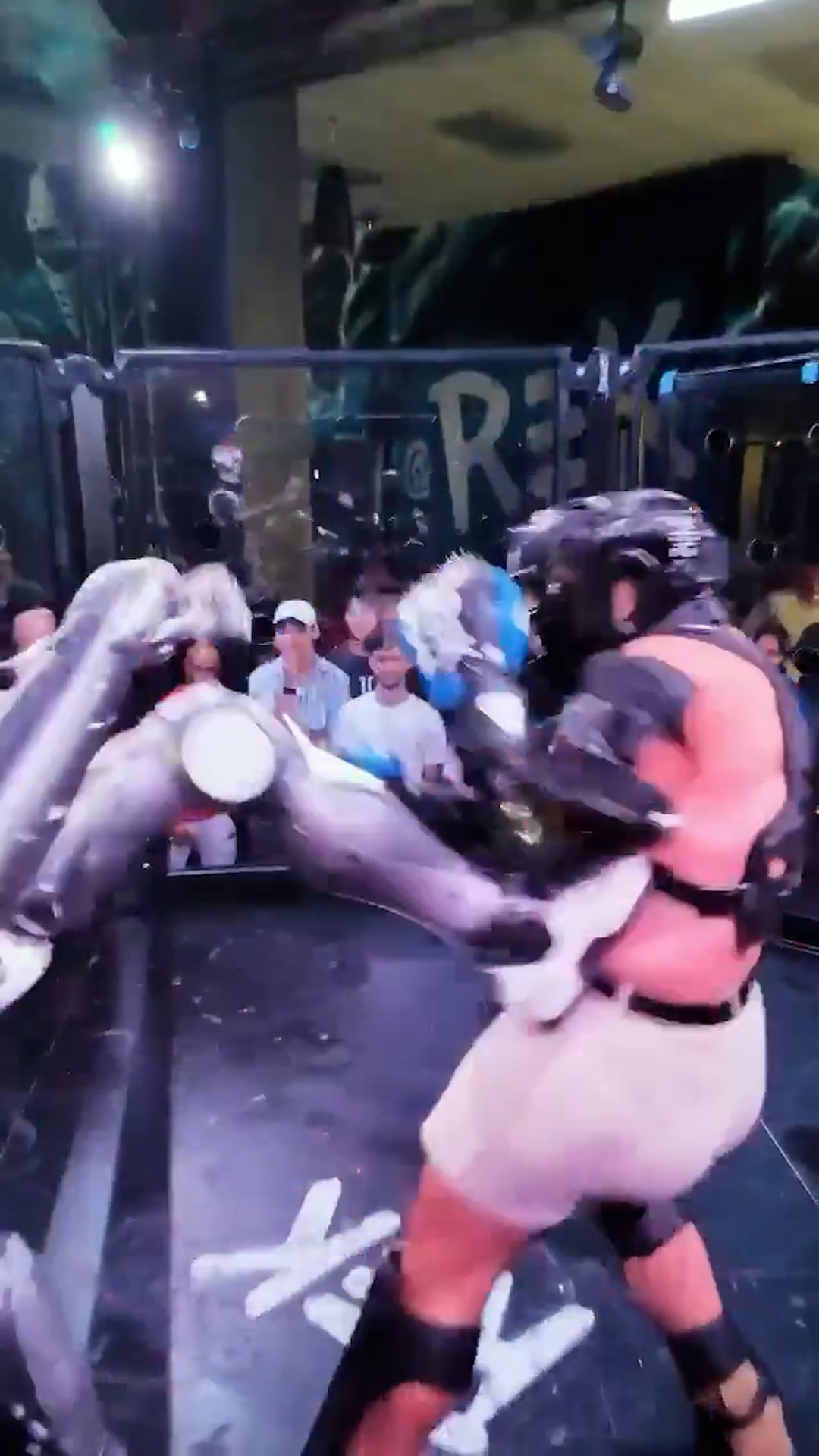 El creador de contenido Frankie LaPenna se enfrentó al robot REK en un combate de artes marciales mixtas dentro de un octágono.