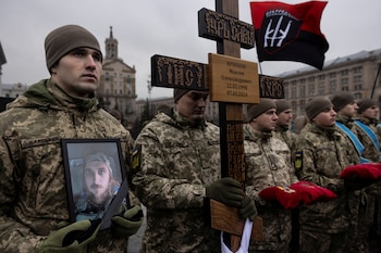 Un soldado sostiene el retrato