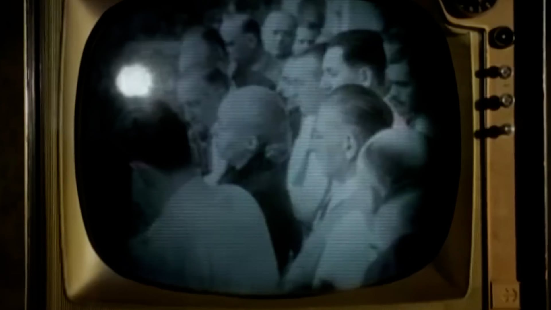 Mientras cientos de miles de peronistas escuchaban el discurso de Eva Perón en la Plaza de Mayo, en el segundo piso del Banco Nación, tres cámaras, bajo la dirección de Jaime Yankelevich, lo transmitían en vivo y concretaban la primera emisión oficial de la televisión argentina