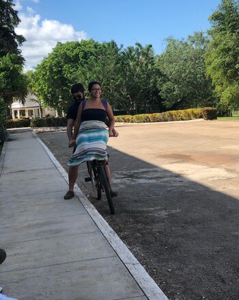 Mayra Couto y su pareja