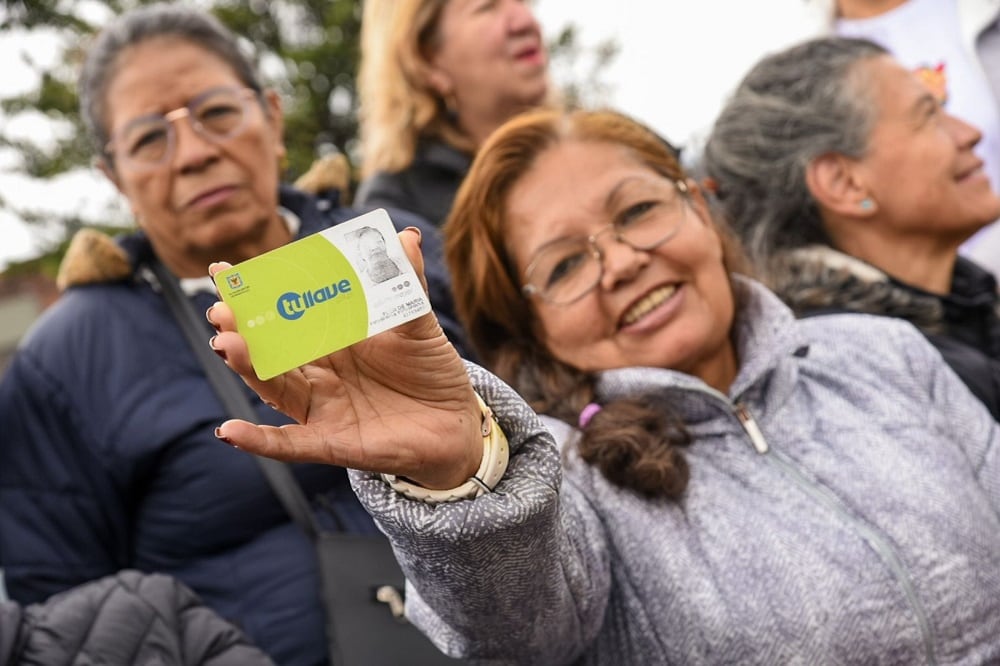 La tarjeta TuLlave personalizada permite acceder a Pasajes Gratis, transbordo a $0 durante 125 minutos, viaje a crédito y protección de saldo ante pérdida - crédito Integración Social