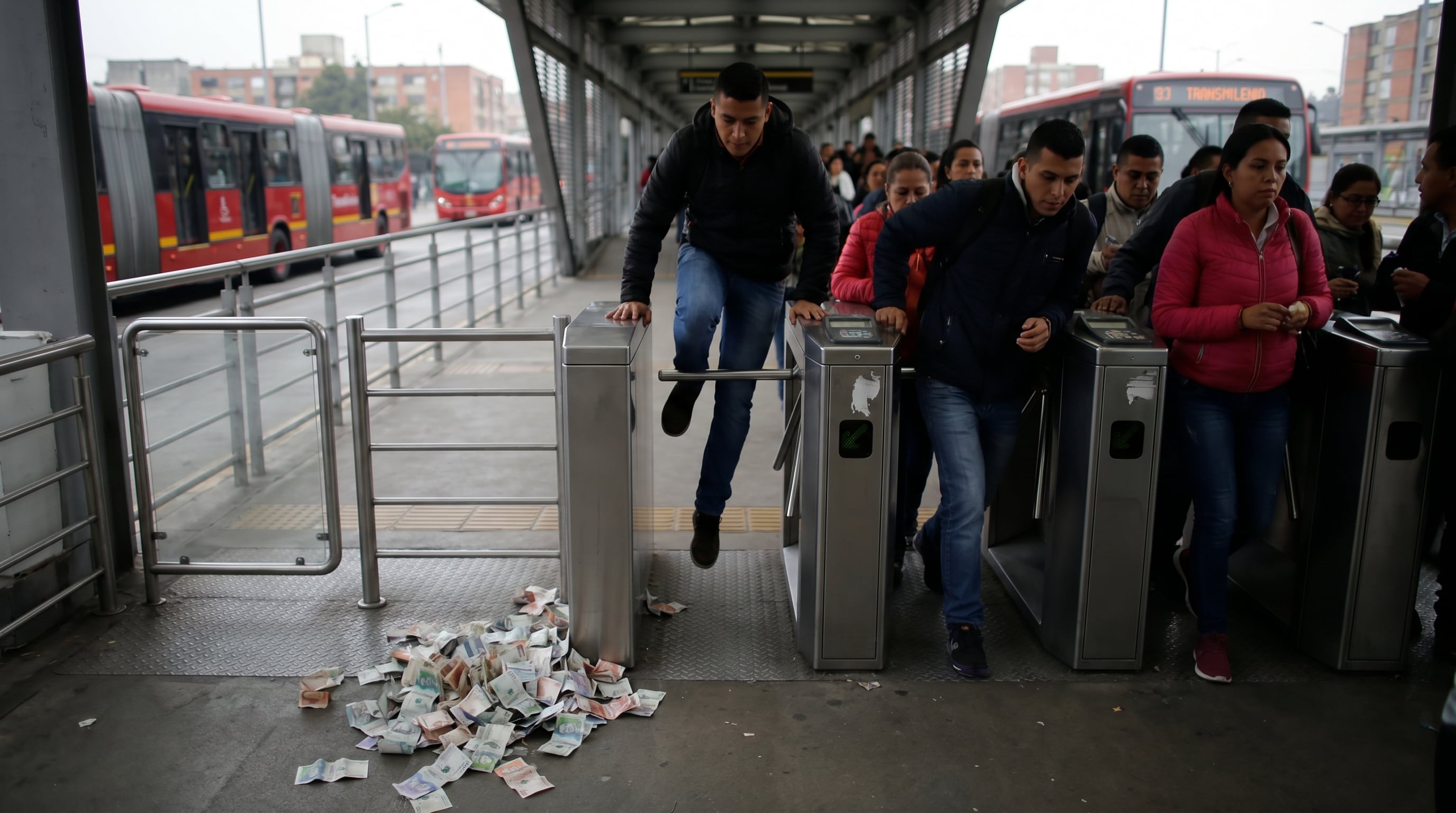 La evasión en TransMilenio sigue siendo uno de los problemas que genera mayores desafíos para la operación y la convivencia en el sistema - crédito Visuales IA
