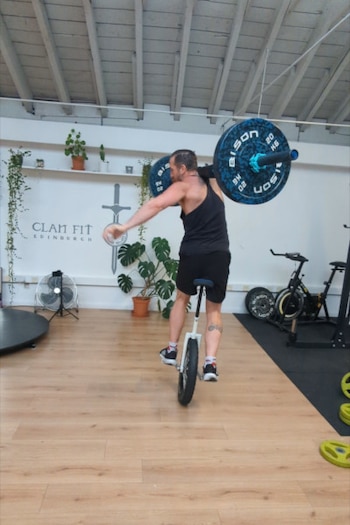 El récord mundial que combina fuerza y equilibrio: hizo una sentadilla con 60 kilos sobre un monociclo