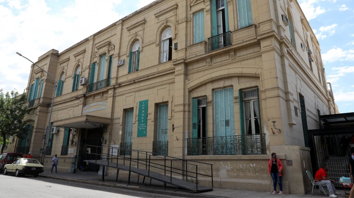 La víctima ingresó al hospital José María Cullen en estado crítico, fue operada de urgencia y falleció horas después