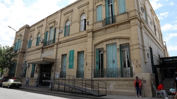 La víctima ingresó al hospital José María Cullen en estado crítico, fue operada de urgencia y falleció horas después