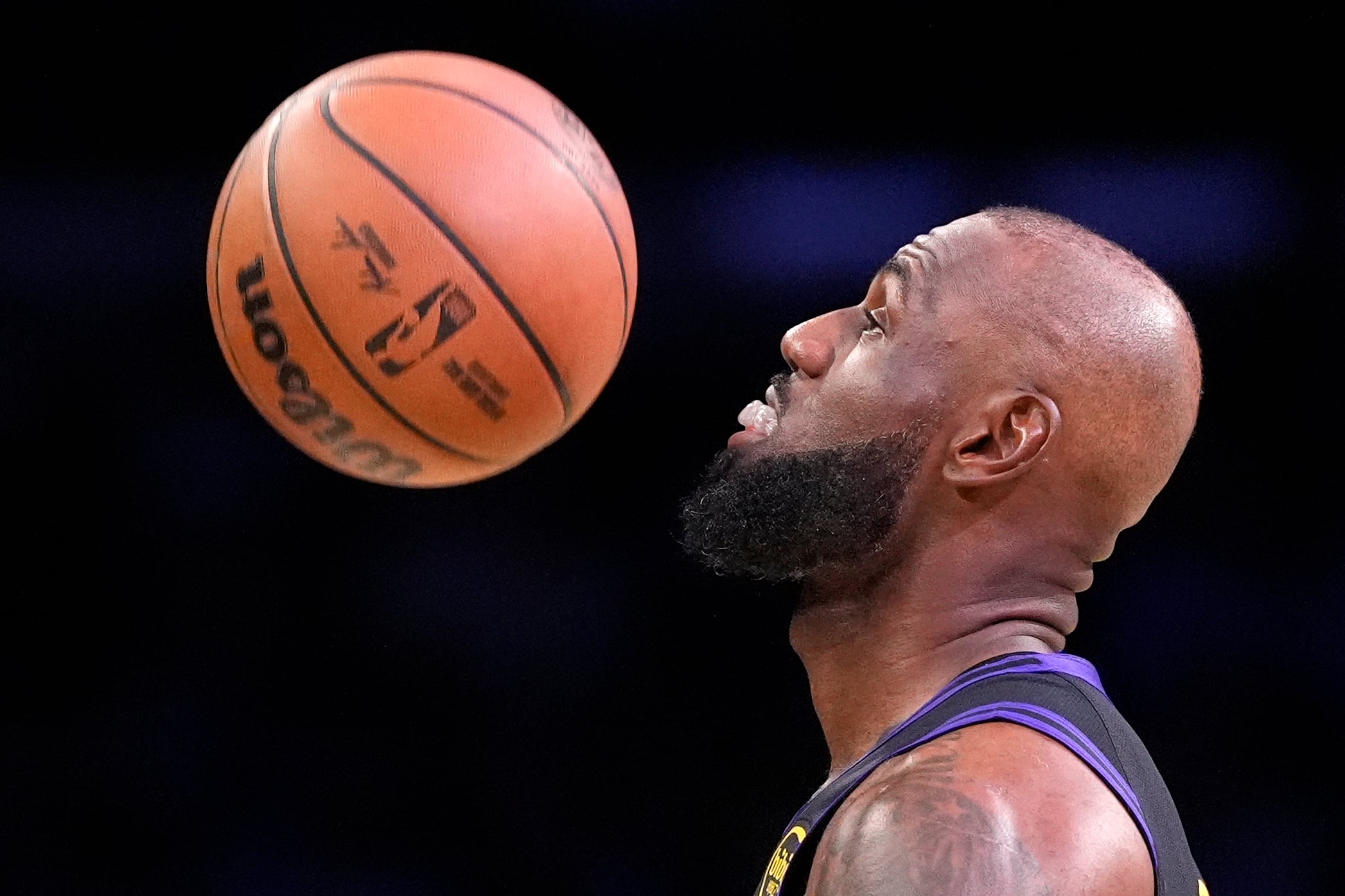 Las decisiones contractuales de figuras como Draymond Green y la posible inclusión de Jimmy Butler marcan el pulso de las negociaciones para atraer a James (AP Foto/Mark J. Terrill)