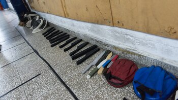 Varias máscaras, cuchillos de goma