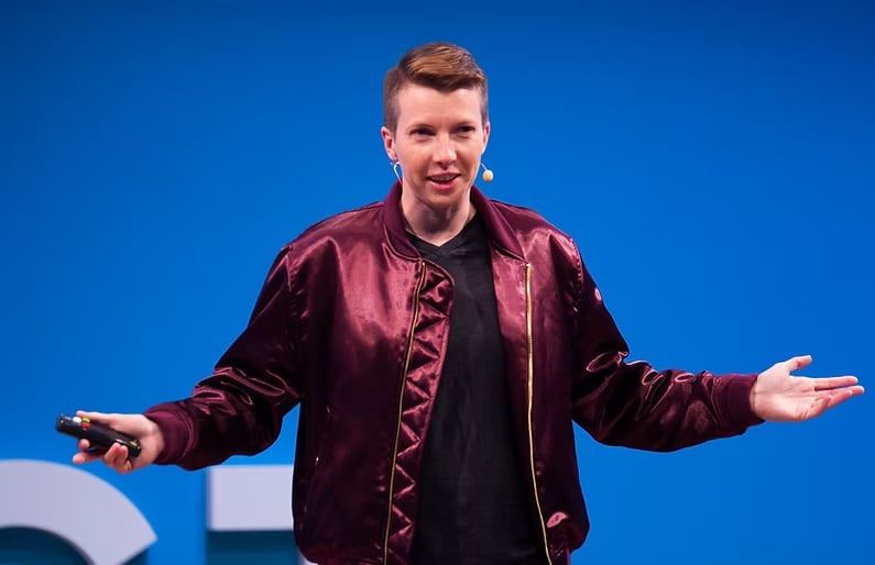 OpenAI aseguró que el acuerdo con el Departamento de Defensa excluye el desarrollo de armas autónomas y vigilancia nacional, comprometiéndose con estándares éticos (https://www.caitlinkalinowski.com/)