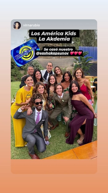 Un grupo de once personas sonríe en un jardín, incluyendo a Sasha Kapsunov en traje. Sobre la imagen, un logo de "Akdemia" y texto superpuesto