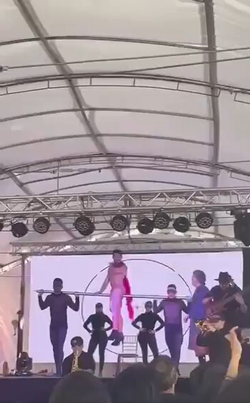 Con bailarines, artistas y una