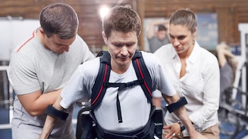 Por qué caminar sigue siendo inestable tras una lesión parcial de la médula espinal