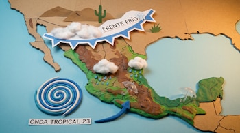 Mapa de México en relieve con nubes, gotas de lluvia, una sombrilla y flechas. Etiquetas indican Onda Tropical 23 y Frente Frío.