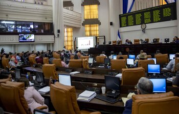 El Parlamento nicaragüense, controlado por sandinistas, derogó ocho acuerdos o instrumentos jurídicos suscritos entre Nicaragua y Taiwán, a iniciativa del Ejecutivo de Ortega, cuyo Gobierno rompió el pasado 9 de diciembre sus relaciones con Taipei y las reanudó con China después de 31 años. En la imagen un registro de archivo de una sesión plenaria de la Asamblea Nacional (Parlamento) de Nicaragua. EFE/Jorge Torres