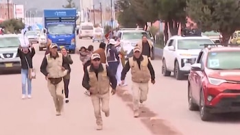 Visita de López Aliaga a Juliaca se complica por protestas y ataques con piedras