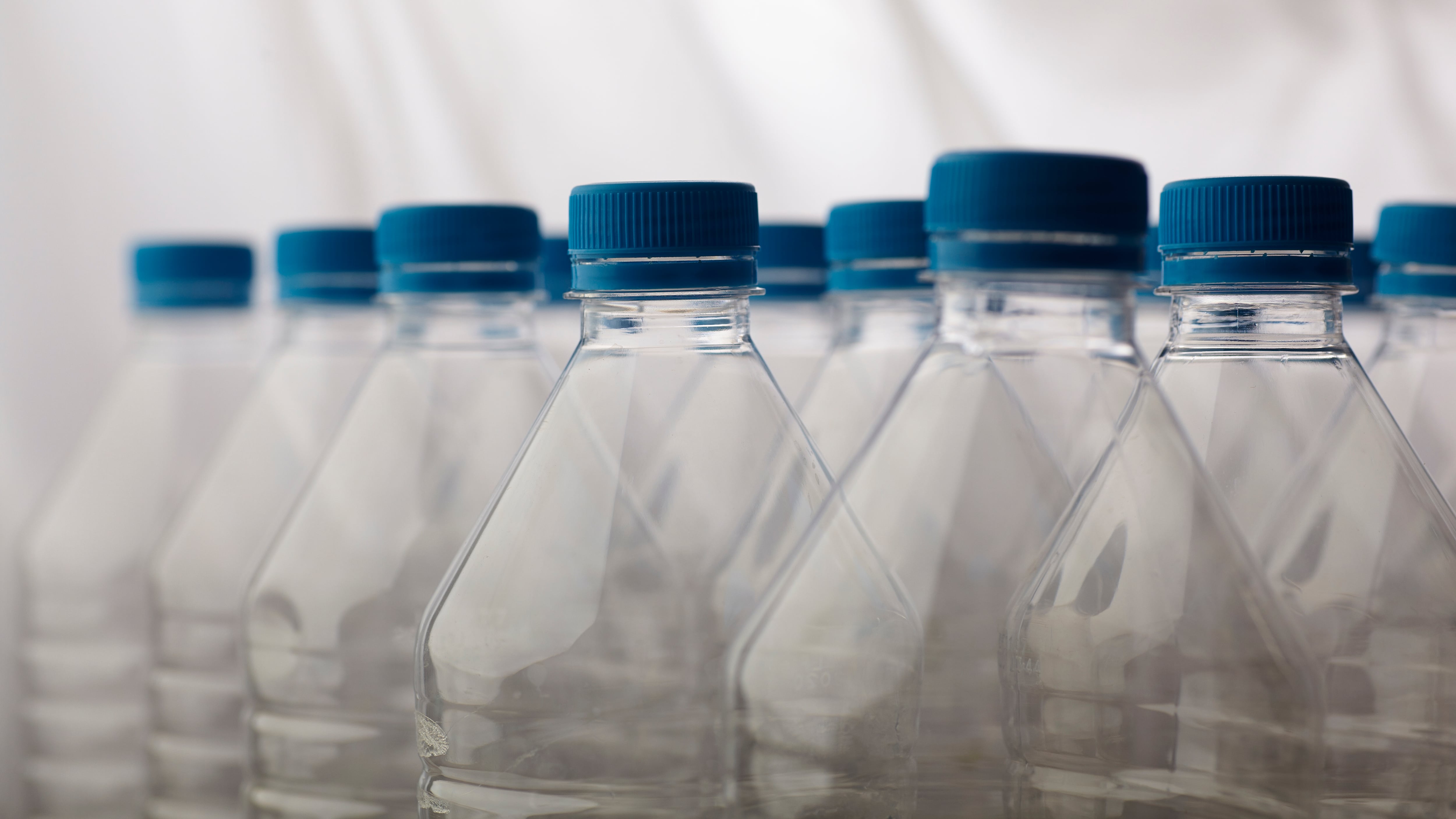 Un panel estándar de PakVille requiere unas 3.000 botellas recicladas y la vivienda de Amherst utilizó cerca de 200.000 botellas (Magnific)