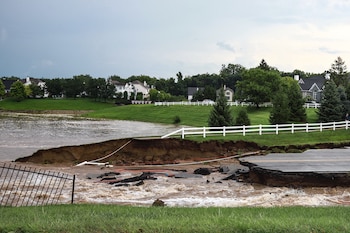 Equipos locales inspeccionaron puentes debilitados y caminos erosionados después de varios días de lluvias extremas en Indiana (Aaron Skillman vía AP)