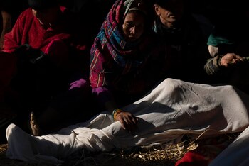 Los aldeanos de Nepal incineran a sus seres queridos que murieron en el terremoto que sacudió el noroeste y mató a 157 personas