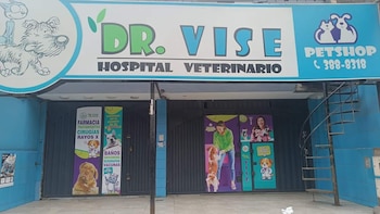 Frontis del pet shop - clínica veterinaria 'Dr. Vise