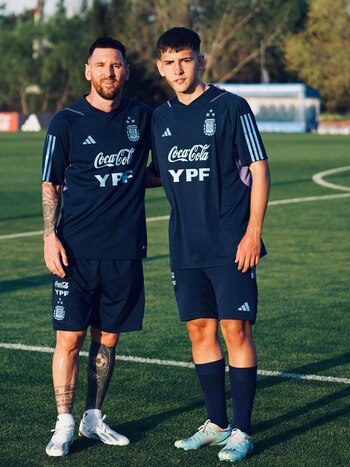 Junto a Lionel Messi en