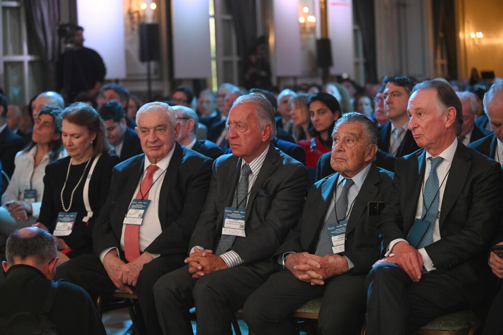 Milei y Caputo buscan reforzar la confianza empresarial en el Council of the Americas