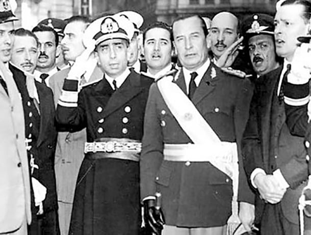 La llegada de Pedro Eugenio Aramburu endureció la política contra el sindicalismo peronista, ilegalizó el paro de la CGT e intervino la central obrera en noviembre de 1955