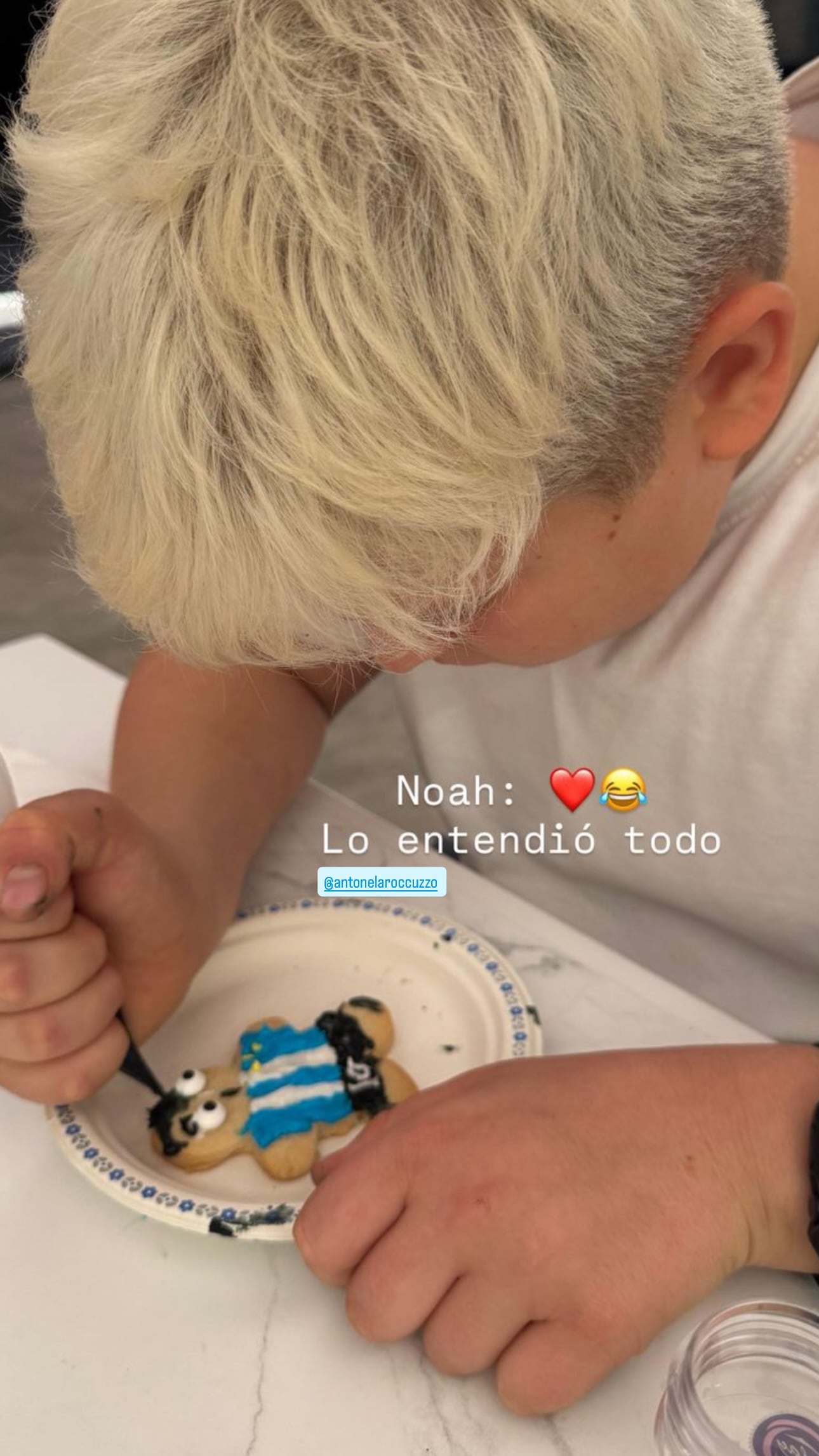 Noah Bublé pintó una galletita de jengibre con los colores de Argentina y el cuerpo de Lionel Messi (Instagram)
