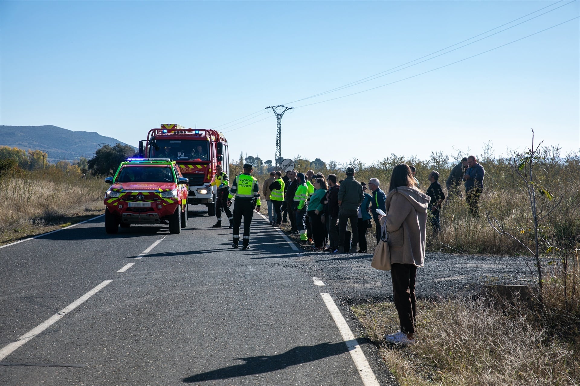 Agentes de los Servicios de Emergencias trabajan en el lugar del accidente, a 28 de octubre de 2026, en Urda, Toledo, Castilla-La Mancha (España). (Juanma Jiménez/Europa Press)