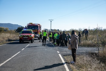 Agentes de los Servicios de Emergencias trabajan en el lugar del accidente, a 28 de octubre de 2026, en Urda, Toledo, Castilla-La Mancha (España). (Juanma Jiménez/Europa Press)