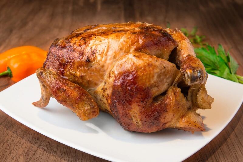 El pollo a la brasa potencia bastante el consumo de carne de pollo en Perú. Foto: iPerú