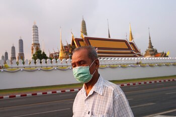 A man wears a mask to prevent the spread of the new coronavirus as he walks near the Grand Palace at Bangkok, Thailand February 2, 2020. REUTERS/Soe Zeya Tun