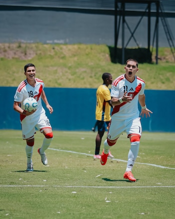 Josemaría Mellán celebra su tanto en la igualdad entre Perú y Ecuador en Quito.