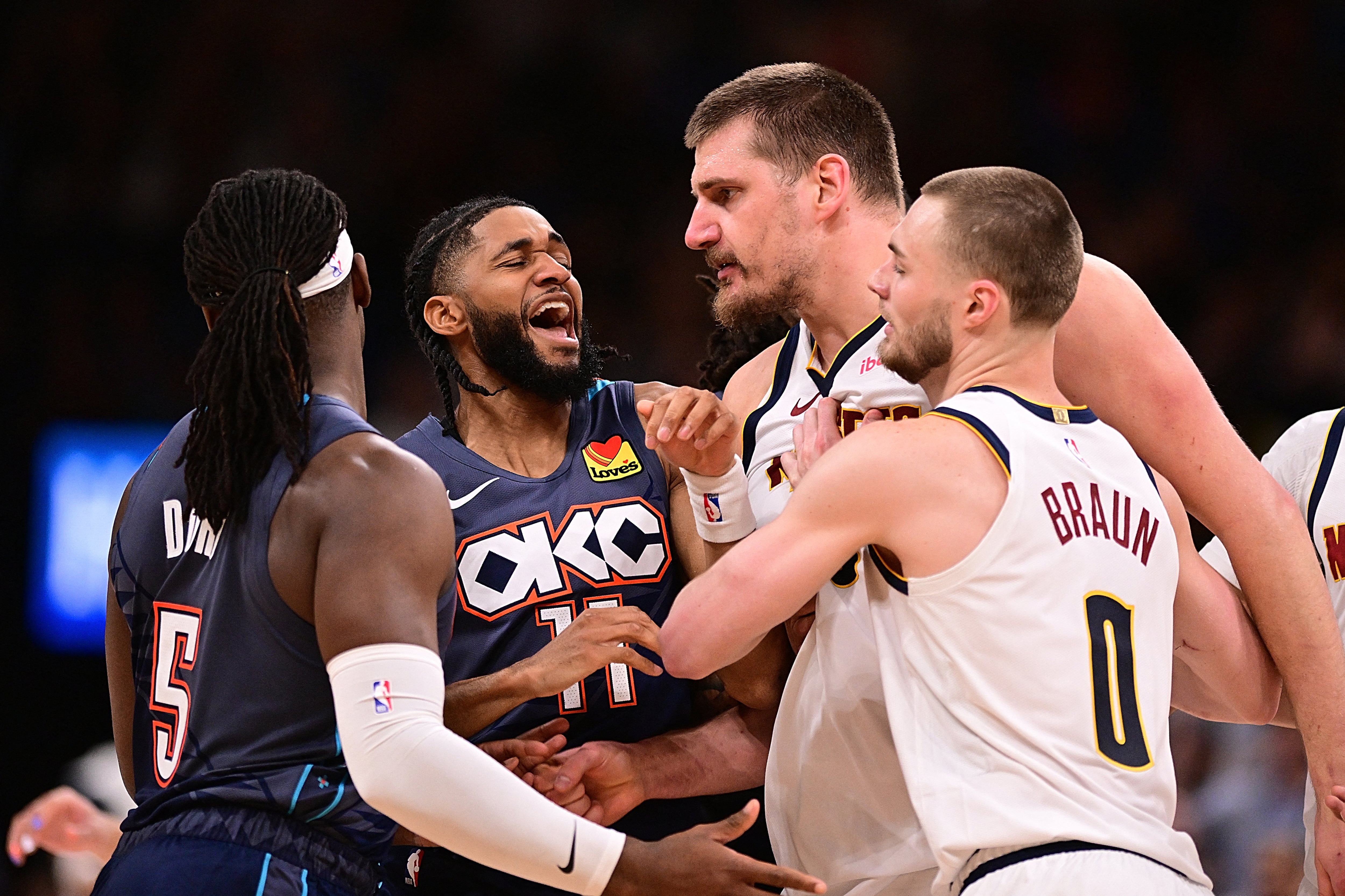 Nikola Jokic protagonizó un fuerte encontronazo con Lu Dort (Photo by Joshua Gateley / GETTY IMAGES NORTH AMERICA / Getty Images via AFP)