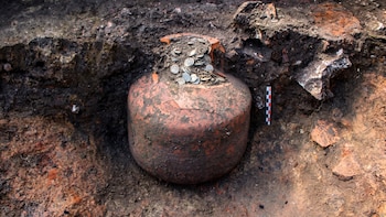Arqueólogos franceses desenterraron una jarra con miles de monedas romanas de 1.800 años de antigüedad