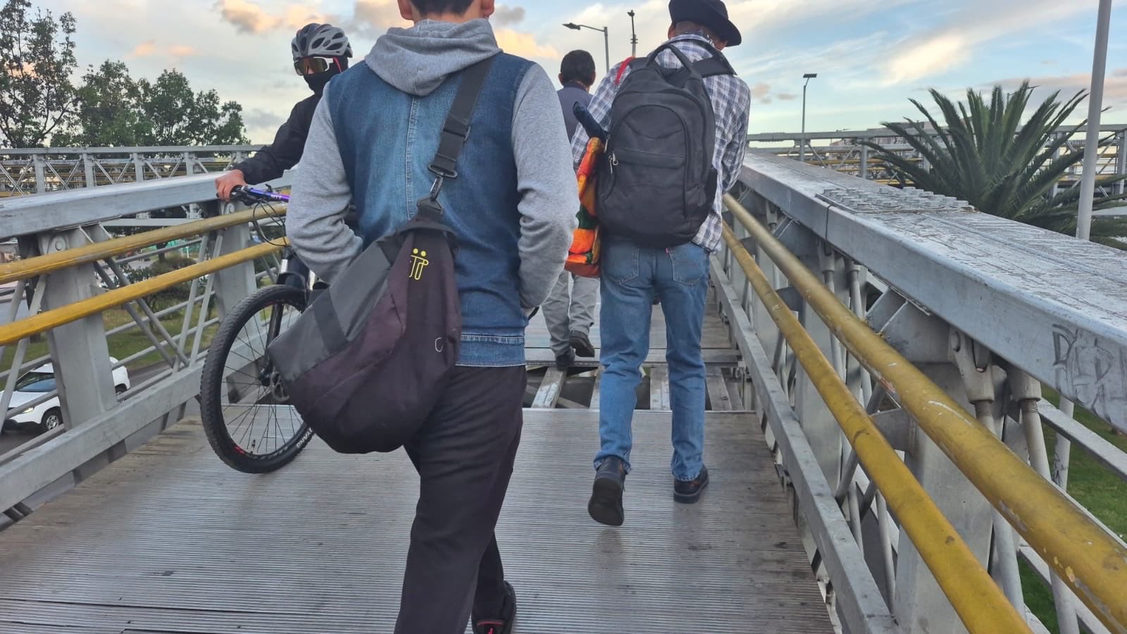 Usuarios reportaron daños similares en otros puentes peatonales de Bogotá, como los de la avenida NQS, la avenida de las Américas, la estación 7 de Agosto y la estación Modelia - crédito @ABarriosBernal / X