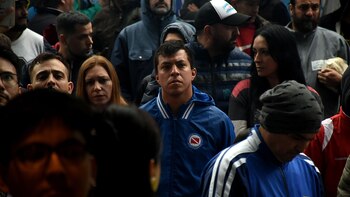 Los fanáticos escuchan atentos las